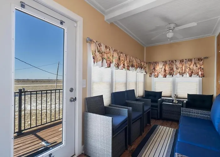 Pet-friendly Historic 4br In Illinois