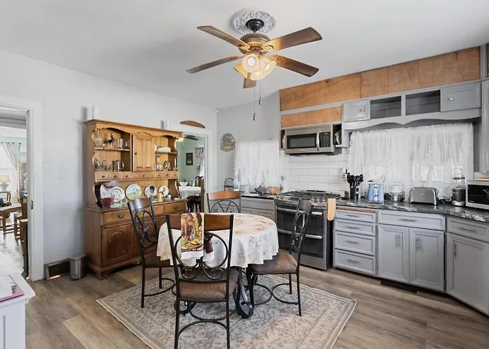 Pet-friendly Historic 4br In Illinois *