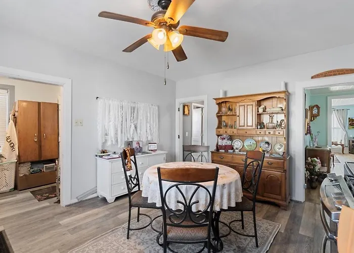 Pet-friendly Historic 4br In Illinois